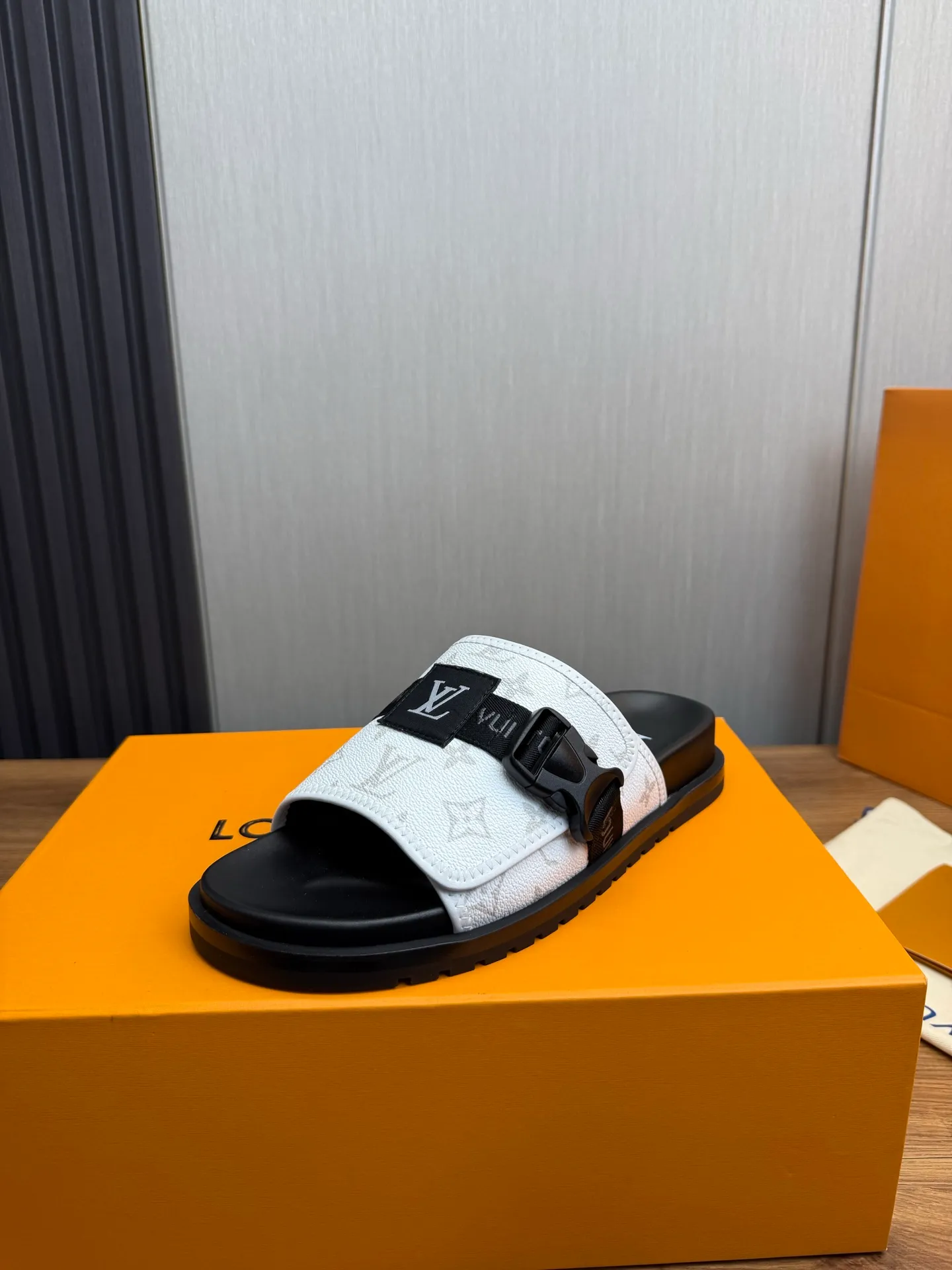 Men's shoes 💰320💰 Lv. hot selling men's slippers 🔥 🩴Official website one to one production 38-45 sizes 45 46 🉑️Customized!
